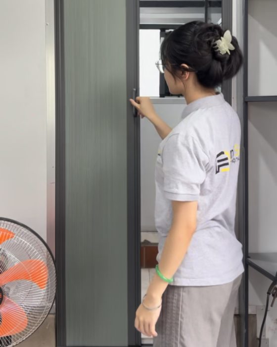 Cửa vệ sinh rèm tồ ong do Funi Smart Door thi công