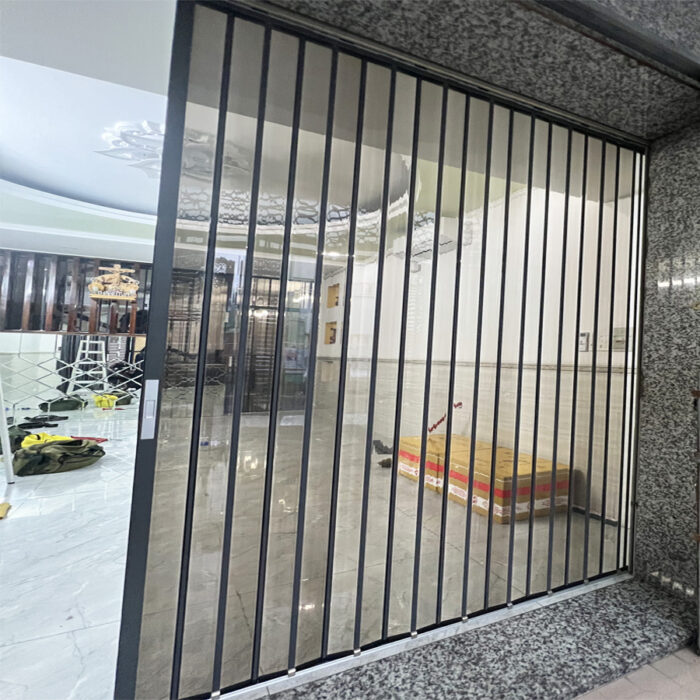 Cửa xếp lá nhựa trong màu trà ngăn lạnh chia phòng