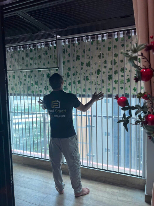Vách ngăn nhựa che mưa ban công xếp gọn funismart Door Vách ngăn nhựa che mưa ban công xếp gọn funismart Door