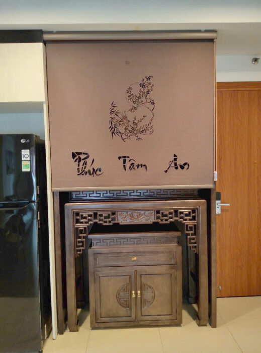 Rèm cuốn in chữ thư pháp che không gian thờ