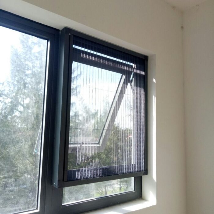 Cửa chống côn trùng ô thoáng nhà tắm