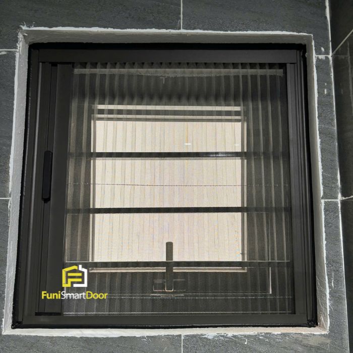 Cửa lưới chống muỗi ô thoáng nhà vệ sinh