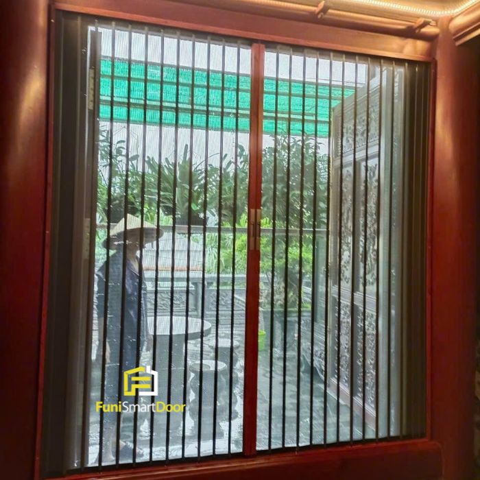Cửa lưới xếp lá nhôm màu vân gỗ cao cấp Funismart Door