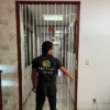 Cửa nhôm xếp lá nhựa màu vân gỗ