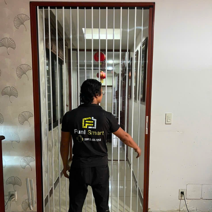 Cửa nhôm xếp lá nhựa màu vân gỗ