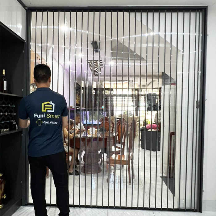 Cửa nhôm xếp lá trong màu đen làm vách ngăn phòng bếp