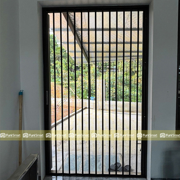 Cửa nhôm xếp lá trong màu đen