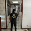 Cửa nhôm xếp lá nhựa trong suốt màu vân gỗ ngăn phòng bếp