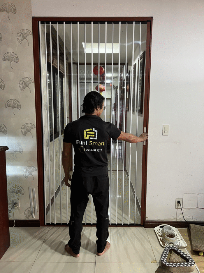Cửa nhôm xếp lá nhựa trong suốt màu vân gỗ ngăn phòng bếp