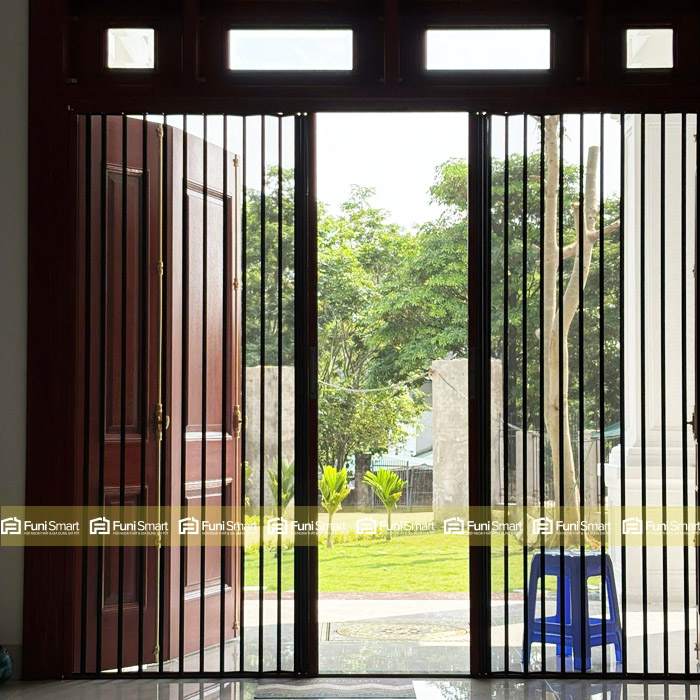 Cửa nhôm xếp lá nhựa màu vân gỗ dễ vệ sinh bảo trì
