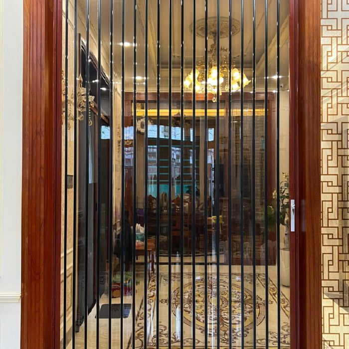 Cửa xếp nhôm lá nhựa màu trà