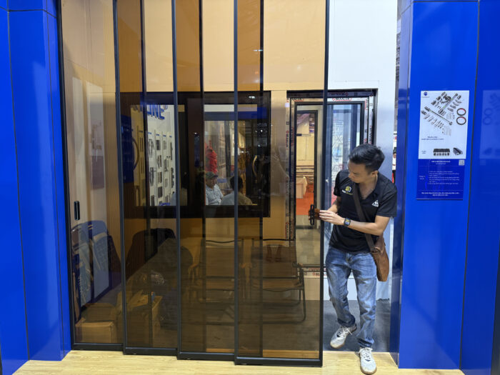 Cửa lùa Slim không ray dưới có ray treo độc lập cho từng cánh