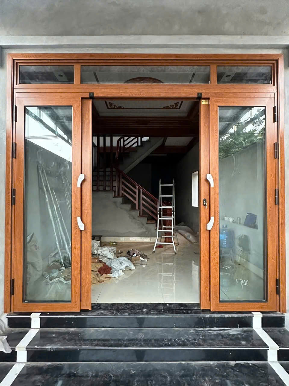 Cửa trượt quay màu vân gỗ vàng nhôm Eurotech Việt Nam Cửa trượt quay màu vân gỗ vàng nhôm Eurotech Việt Nam